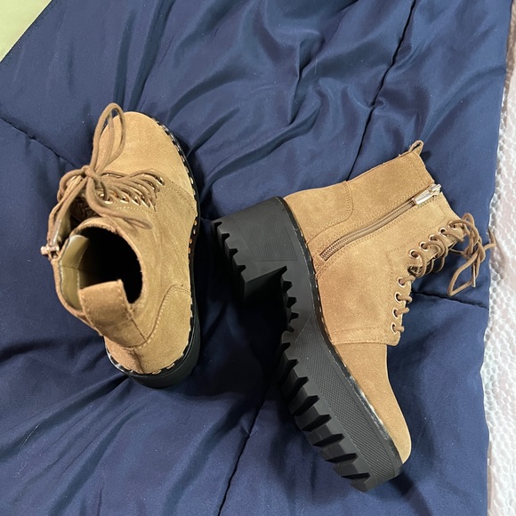 Vince Camuto Heel Booties. Women's size 5.5. - Picture 3 of 9